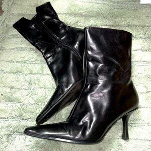 Nine West 8 heeled booties